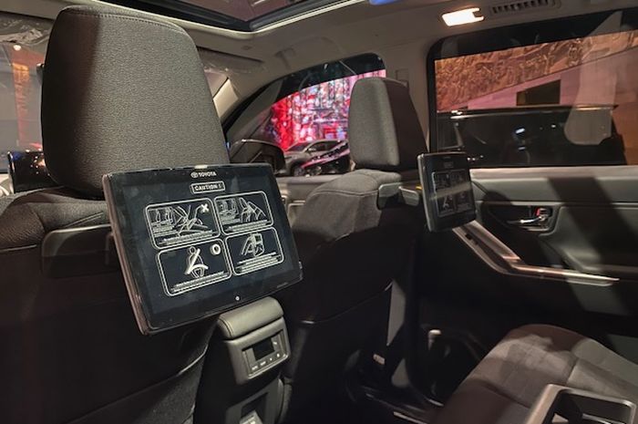 Monitor Rear Seat Entertainment pada Toyota Kijang Innova Zenix