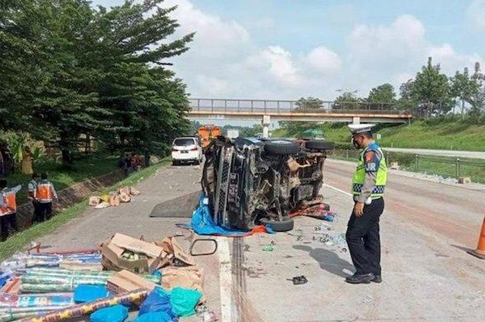 Mobil pikap pembawa bantuan gempa Cianjur mengalami kecelakaan di ruas jalan Tol Cikopo-Palimanan (Cipali) Kilometer 91 di wilayah Kecamatan Kalijati, Kabupaten Subang pada Rabu (7/12/2022).