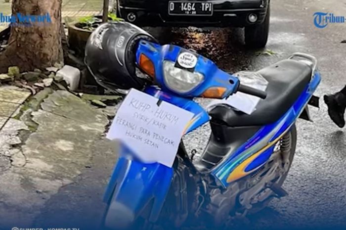 Suzuki Shogun yang menyimpan pesan dugaan motif bom bunuh diri Polsek Astana Anyar Bandung, Rabu (7/12/2022).