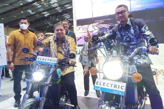 Menko Bidang Perekonomian, Airlangga Hartarto (kiri) ingin pemda terapka insentif pajak kendaraan listrik seperti Pemerintah Thailand.