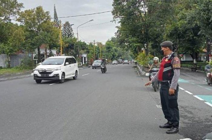 Personel Polres Klaten saat mengamankan arus lalu lintas di ruas jalan Yogyakarta-Solo