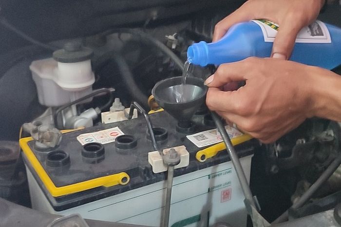 Perawatan rutin aki mobil, salah satunya memastikan kondisi air aki 