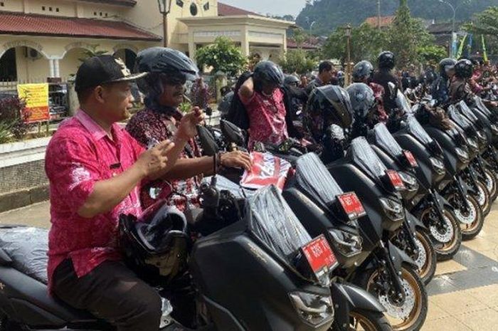 Para pejabat desa duduk di motor yang diberikan Pemkab Semarang di Alun-Alun Bung Karno Ungaran, Kabupaten Semarang, Rabu (7/12/2022).