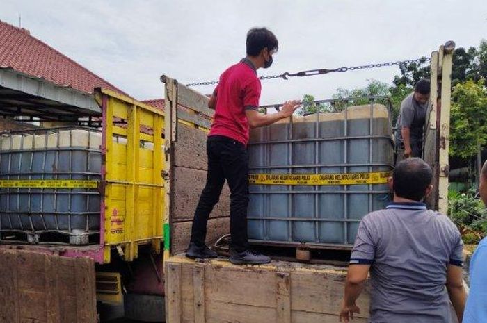 Penggerebekan penimbunan Solar menggunakan truk siluman, tangki kuat muat 1.000 liter Solar di Indramayu, Jawa Barat