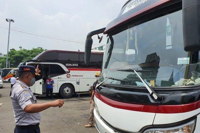 Dishub Kota Bekasi melakukan ramp check armada bus di Terminal Induk Kota Bekasi jelang Nataru, Rabu (7/12/2022).