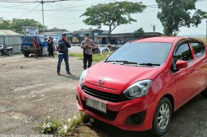 Dari dalam kabin Daihatsu Ayla merah nopol E 1397 RI ditemukan sosok mayat wanita penuh sayatan dan terbakar