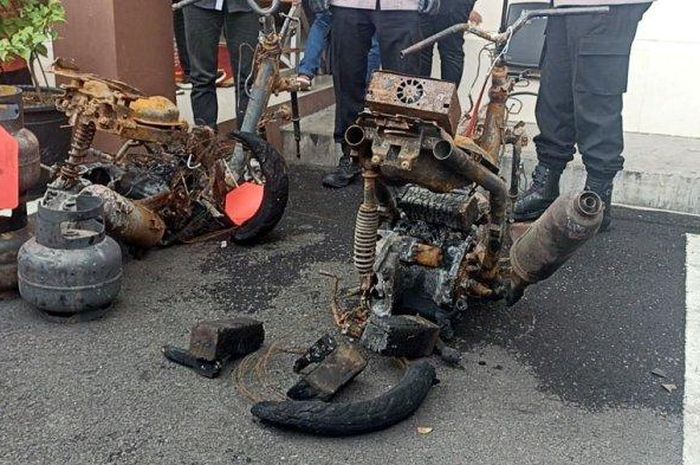 Barang bukti motor yang dibakar pelaku diperlihatkan  aparat Polres Karawang, Jumat (9/12/2022).