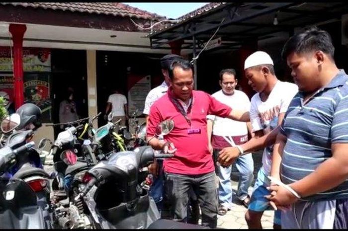 Amin (kanan) bersama pelaku pencurian motor, Imam Syafii (peci putih) memperagakan cara memantik saat beraksi di hadapan anggota Satreskrim Polres Bangkalan, Jumat (9/12/2022) 