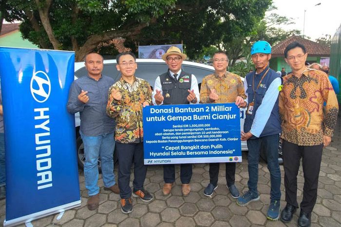Gubernur Jawa Barat Ridwan Kamil (ketiga dari kiri) pada Jumat (25/11/2022) secara simbolis menerima sumbangan dari PT Hyundai Motors Indonesia dan Hyundai Motor Manufacturing Indonesia untuk korban bencana gempa di Cianjur, Jawa Barat. 
