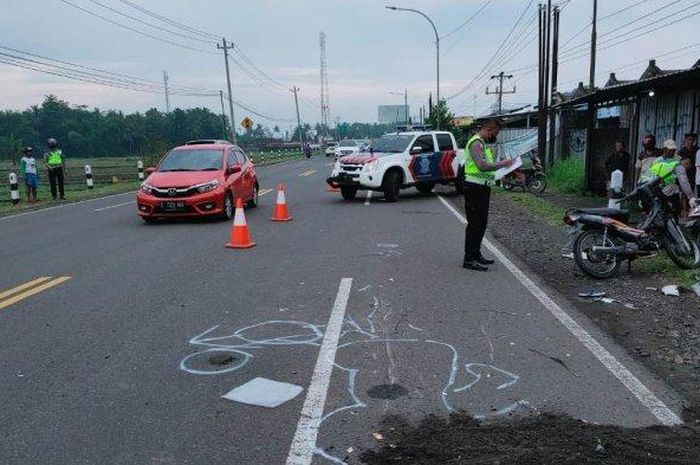 Polisi lakukan oleh TKP laka lantas di Jalan Yogya-Wates km 23, di Demangrejo, Kapanewon Sentolo, Kabupaten Kulon Progo, Kamis (8/12/2022). 