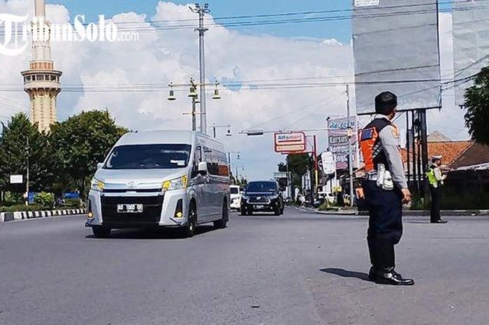Rombongan pengantin dari mempelai pria, Kaesang Pangarep melintasi jalanan di Kabupaten Klaten, Jumat (09/12/2022).