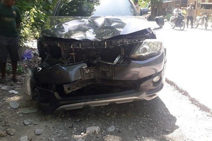 Toyota Fortuner cacat bodi depan setelah menghantam Yamaha Fino dan Honda BeAT Street di Jl Timor Raya Batu Putih, Batu Putih, Timor Tengah Selatan, Nusa Tenggara Timur