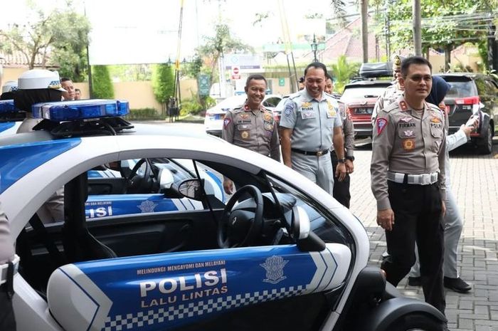 Kakorlantas Polri,Irjen Pol Firman Santyabudi pantau persiapan Renault Twizy untuk patroli saat acara pernikahannya Kaesang Pangarep.