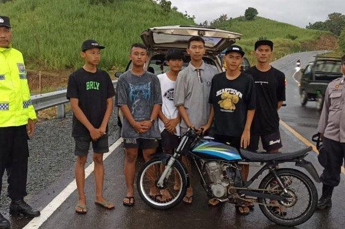 Pelaku balap liar dan motor diamankan polisi di Jalan Lintas Selatan (JLS) Desa Ngeni, Kecamatan Wonotirto, Kabupaten Blitar, Jumat (9/12/2022) pagi.