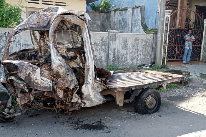 Daihatsu Gran Max tak berbentuk usai terbakar setelah menabrak pohon