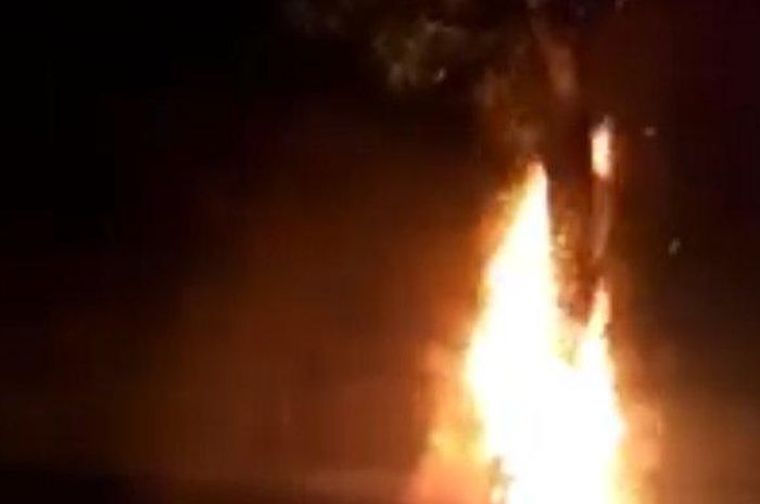 Mobil pikap terbakar setelah menabrak pohon di tepi jalan Desa Gayam, Kecamatan Gurah, Kabupaten Kediri, Sabtu (10/12/2022) dini hari.