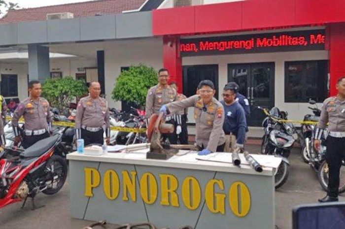 Pemusnahan knalpot brong di Mapolres Ponorogo pada Jumat (9/12/2022)