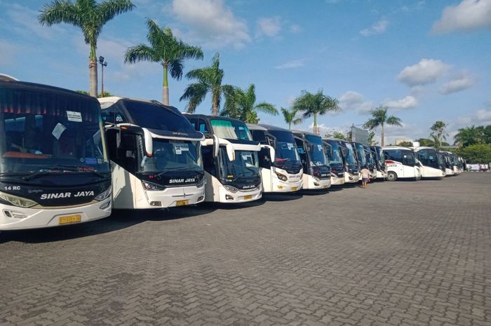 Ratusan shuttle bus disiapkan di Asrama Haji Donohudan, buat antar relawan Jokowi ke sekitaran Pura Mangkunegaran besok, Minggu (11/12/2022).