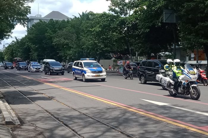 Kondisi lalu lintas di Jalan Slamet Riyadi, Kota Solo, pada H-1 acara ngunduh mantu Kaesang dan Erina, Sabtu (10/12/2022).
