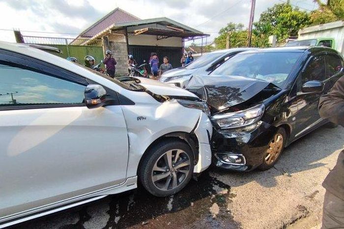 Kondisi Yaris dan Brio yang terlibat laka lantas sebelum dievakuasi  di Jalan Raya Ki Ageng Gribig, Malang, pada Sabtu (10/12/2022) sore. 