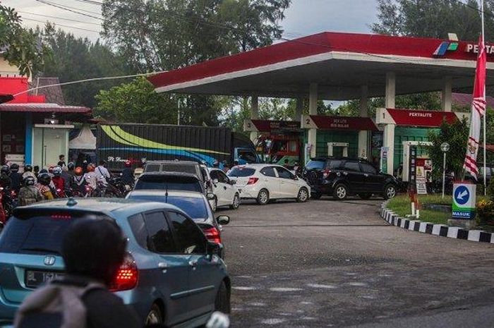 Antrean mobil dan motor di salah satu SPBU wilayah kota Banda Aceh membuat penerapan aplikasi MyPertamina segera berlaku