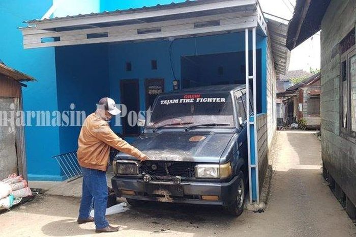 Toyota Kijang milik relawan pemadam kebakaran Martapura, Kalimantan Selatan dibakar orang tak dikenal