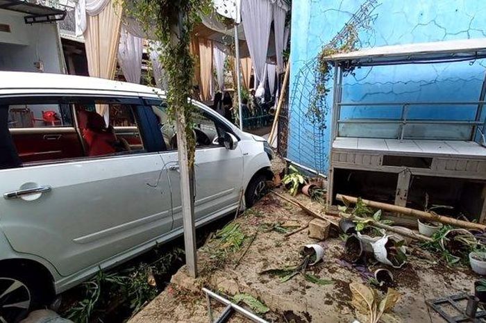 Suzuki Ertiga tabrak pemiliknya hingga tewas saat disopiri tetangga yang dimintai tolong pindahkan posisi parkir di perumahan Papan Mas, Desa Mangunjaya, Tambun Selatan, Bekasi