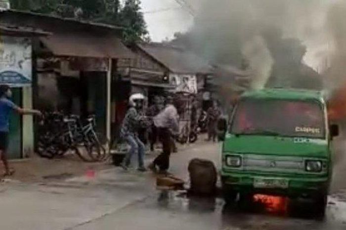 Angkutan kota (angkot) jurusan Ciapus - BTM (Bogor Trade Mall) terbakar pada Rabu (14/12/2022) pagi di Jalan Raya Kapten Yusuf, Desa Tamansari, Kecamatan Tamansari, Kabupaten Bogor.