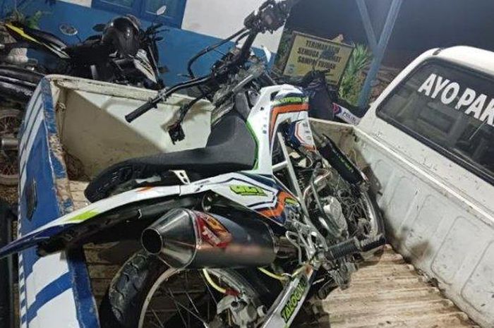 Barang bukti Kawasaki KLX 150 yang dipakai korban tabrak samping truk tronton keluar dari parkiran di Jalur Lintas Timur, Ukui, Pelalawan, Riau