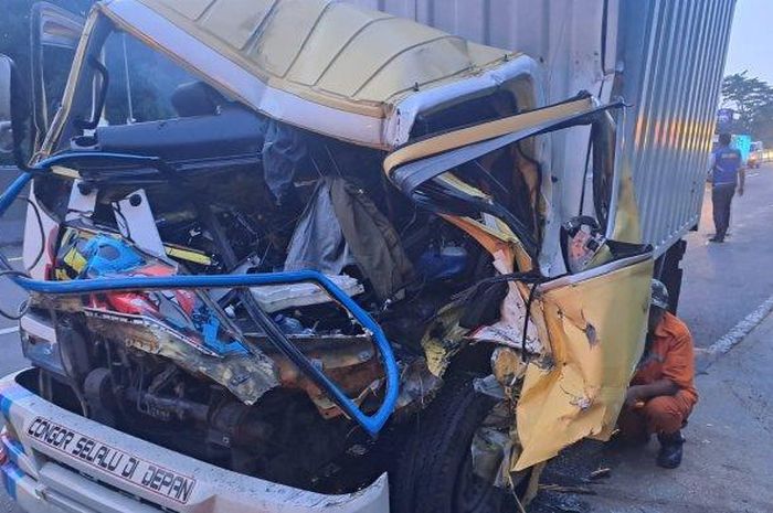 Kondisi truk yang mengalami kecelakaan di ruas Tol Purbaleunyi KM 88+300, Kecamatan Sukatani, Kabupaten Purwakarta, Jawa Barat pada Rabu (14/12/2022).