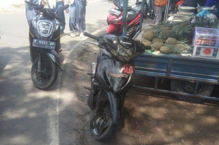 Kondisi motor korban usai tabrakan di Jalan Raya Kasian-Kencong, Desa Kasian Kecamatan Puger, Jember Jawa Timur, Selasa (13/12/2022) 