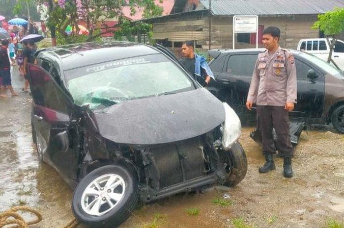 Toyota Avanza berisi ibu dan dua anaknya usai ditampar kereta api Sibinuang di Korong Duku, Nagari Kasang, Batang Anai, Padang Pariaman, Sumatera Barat
