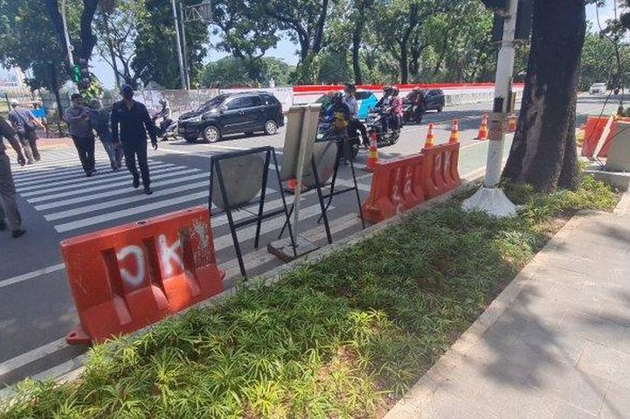 Pelican Crossing di Jl Medan Merdeka Selatan, dekat Balai Kota DKI Jakarta, Gambir, Jakarta Pusat diprotes karena terhalang taman kecil