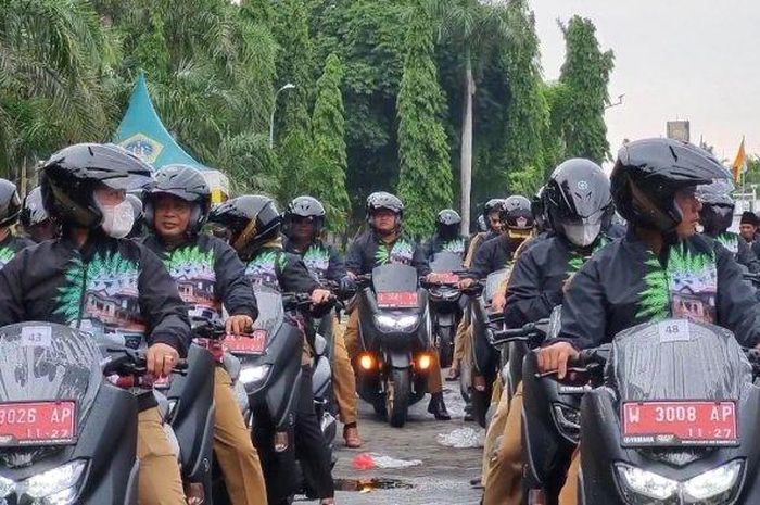 Kades dan lurah pulang bawa Yamaha All New NMAX dari halaman kantor Bupati Gresik, Selasa (13/12/2022). 