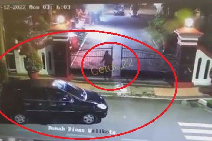 Rekaman CCTV Toyota Kijang Innova pelat merah hendak masuk rumah dinas Wali Kota Blitar dengan dibukakan pintu gerbang oleh seseorang