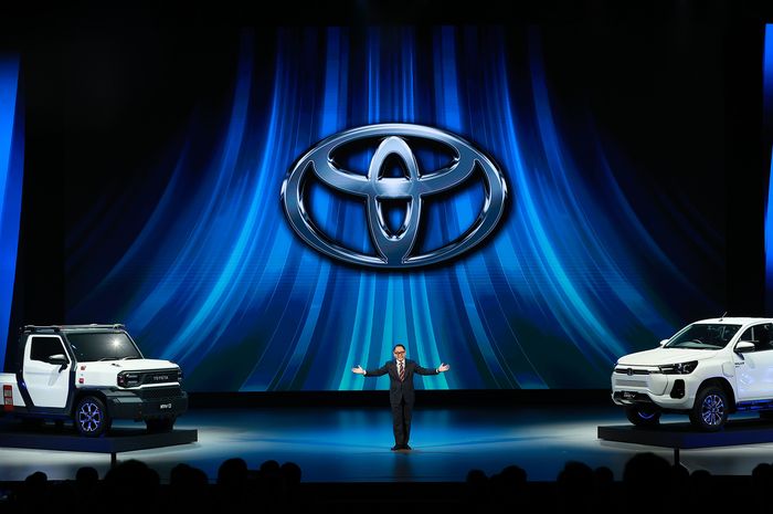 Presiden Toyota, Akio Toyoda, memperkenalkan mobil konsep Toyota IMV 0 dan Toyota Hilux Revo BEV.