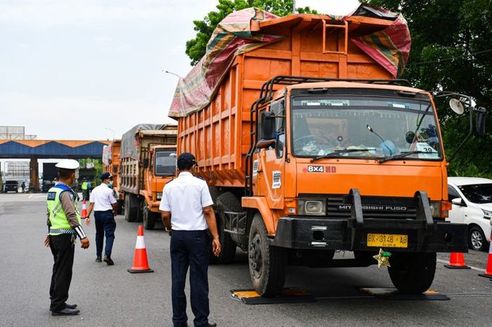 Ilustrasi. Operasional beberapa jenis truk dan angkutan berat lainnya bakal dibatasi saat momen libur Nataru medatang.