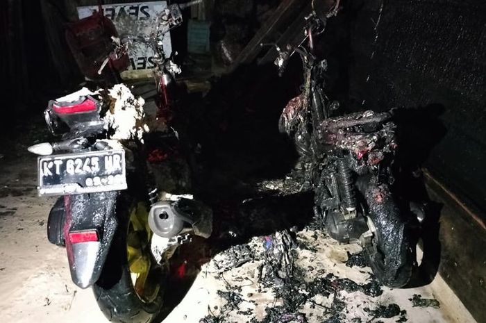 Yamaha Aerox 155 dan dua motor terbakar ketika pemilik Nobar Semifinal Piala Dunia Perancis Vs Maroko di Jl Padat Karya, Manggar, Balikpapan Timur, Kalimantan Timur