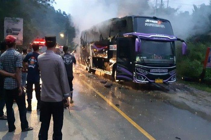 Bus Pariwisata dari Dzakky Buana Tour berisi rombongan istri anggota DPRD Kuantan Singingi terbakar di Muaro Kalaban, Silungkang, Sawahlunto, Sumatera Barat