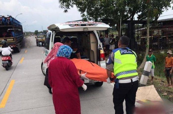 Proses evakuasi korban kecelakaan maut di Jalan Ringroad Utara Sidoharjo Kabupaten Sragen, Kamis (15/12/2022) 
