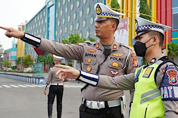 Kasatlantas Polres Ponorogo, AKP Affan Priyo Wicaksono dan anggota Satlantas Polres Ponorogo melakukan simulasi rekaya lalu lintas untuk nataru, Rabu (14/12/2022).