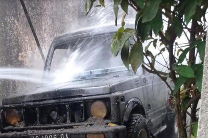 Suzuki Katana dikuliti api saat pemilik hendak sedot Pertalite dari tangki ke jerikan hingga api merembet membakar teras rumah di Ngunut, Tulungagung, Jawa Timur