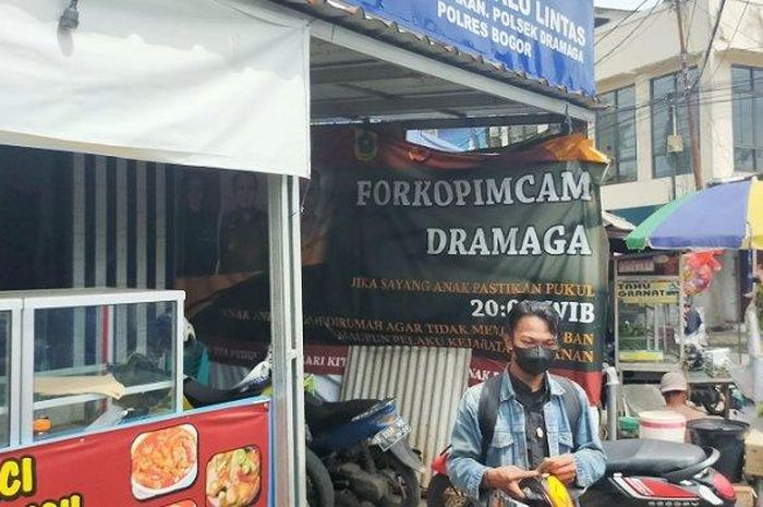Andriansyah (21) yang dimintai uang rokok oleh oknum Polisi di Pos Gatur Simpang Babakan, Dramaga, kabupaten Bogor, Jawa Barat