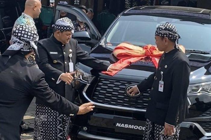 Para pejabat Forkopimda Kabupaten Semarang melihat mobil dinas baru dari PT Nasmoco di halaman Pendopo Rumah Dinas Bupati Semarang, Ungaran Timur, Kabupaten Semarang, Kamis (15/12/2022).