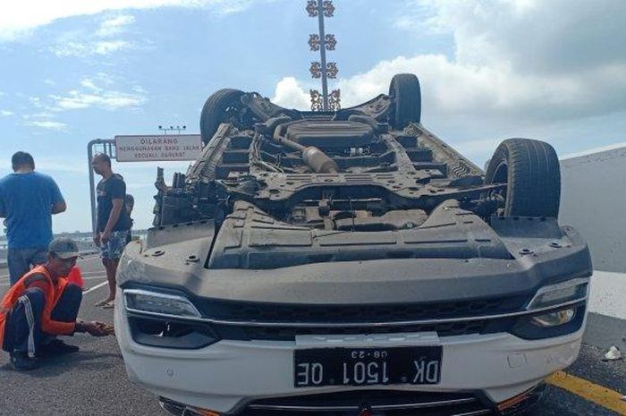 Wuling Cortez terlibat kecelakaan tunggal, ketika melintasi Tol Bali Mandara, pada Rabu (14/12/2022).