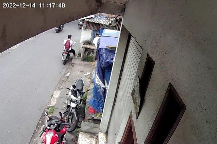Tangkapan layar rekaman CCTV, sekelompok pelajar membobol warung nasi di Tanjung Priok, Jakarta Utara.