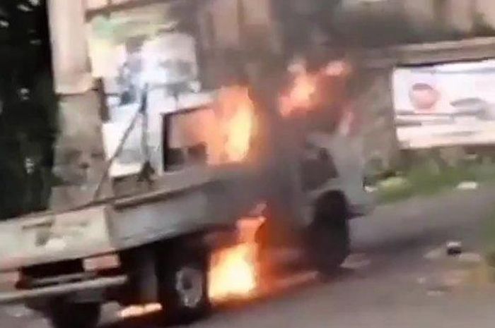 Tangkapan layar (screenshot) video amatir warga mobil pikap terbakar di Jalan Joyo Grand Kecamatan Lowokwaru Kota Malang, Rabu (14/12/2022). 