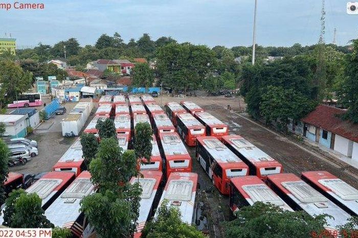 Foto puluhan bus TransJakarta disebut ngejogrok tak beroperasi saat jam sibuk