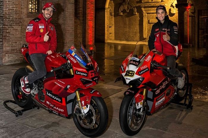 Motor baru Ducati Panigale V4 S edisi juara dunia WSBK (kanan) dan MotoGP 2022 (kiri)