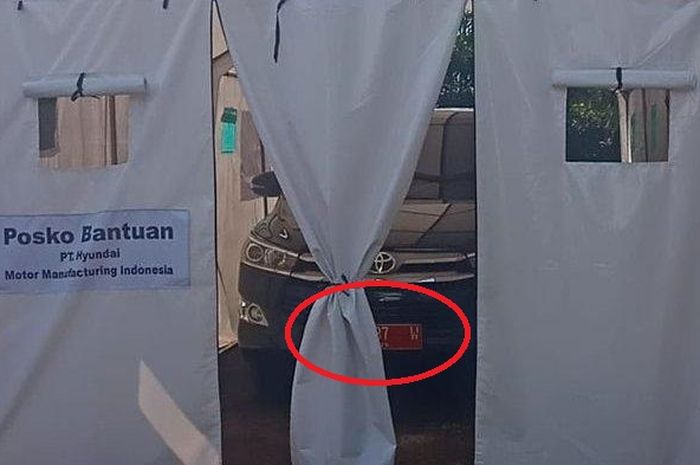 Toyota Kijang Innova Pelat Merah parkir di dalam tenda pengungsi gempa Cianjur bikin geger